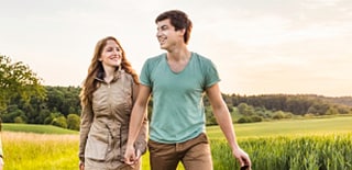 ragazzo e ragazza che passeggiano all'aperto