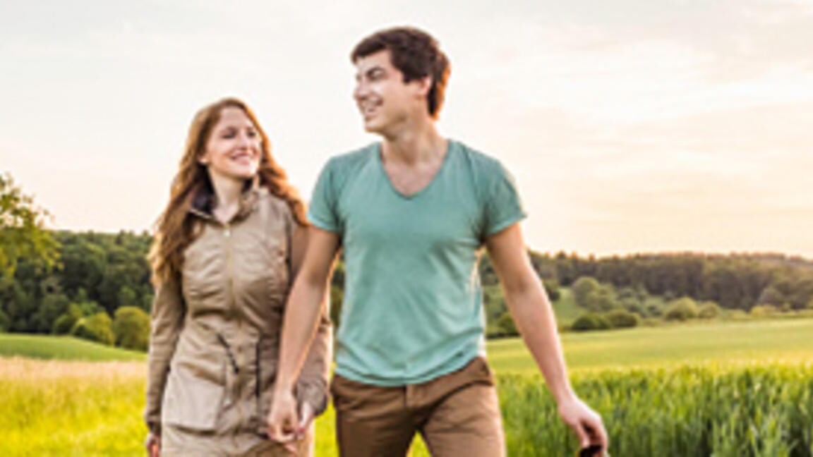 ragazzo e ragazza che passeggiano all'aperto