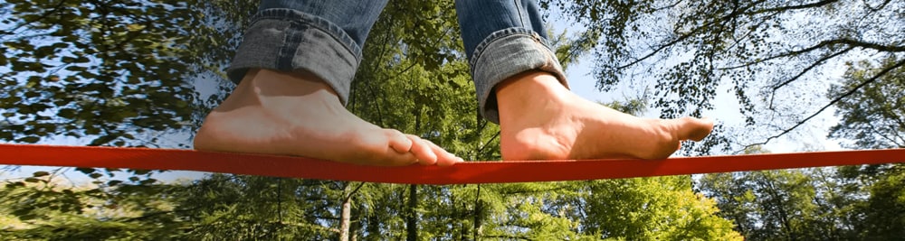 piedi camminano su SlackLine